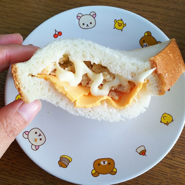 チーズ&鶏そぼろのマヨネーズパン